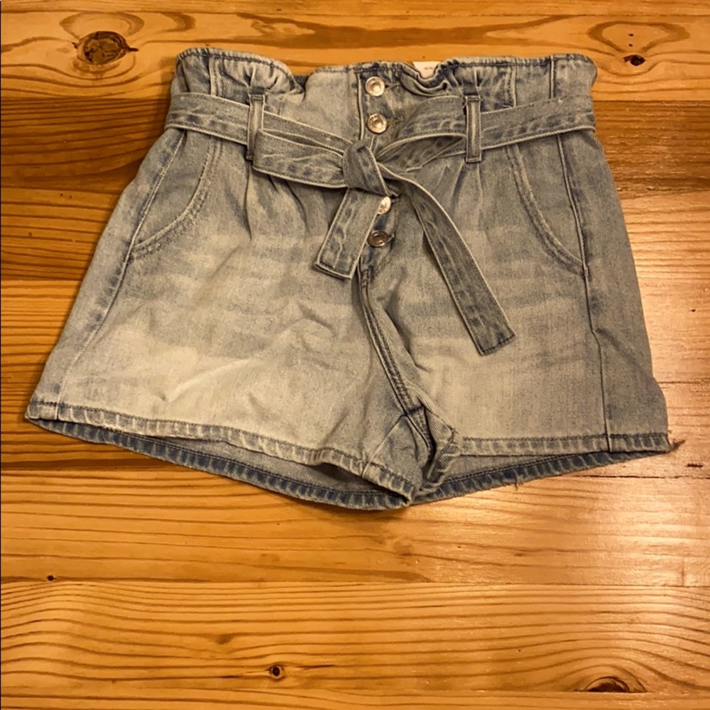 NWT. American Eagle Mom short